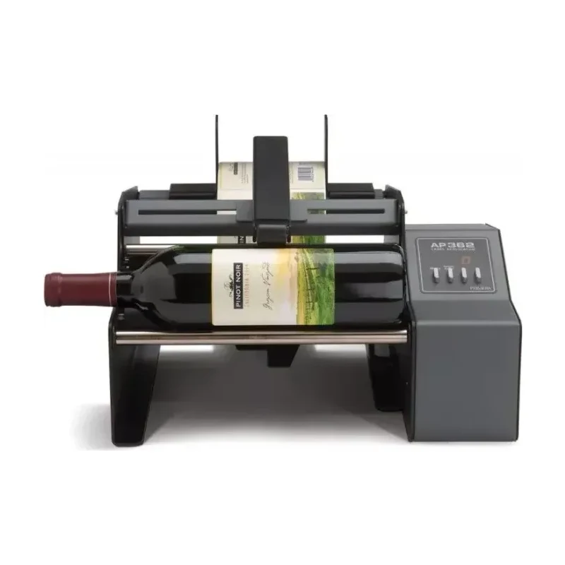 PRIMERA AP362e étiquetant une bouteille de vin couchée sur ses rouleaux