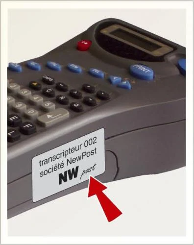 Étiquette de propriété numérotée posée sur un terminal portable pour le marquage du matériel