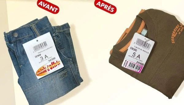 Étiquettes rectificatives posées sur les étiquettes cartonnées de vêtements, avant et après changement de prix