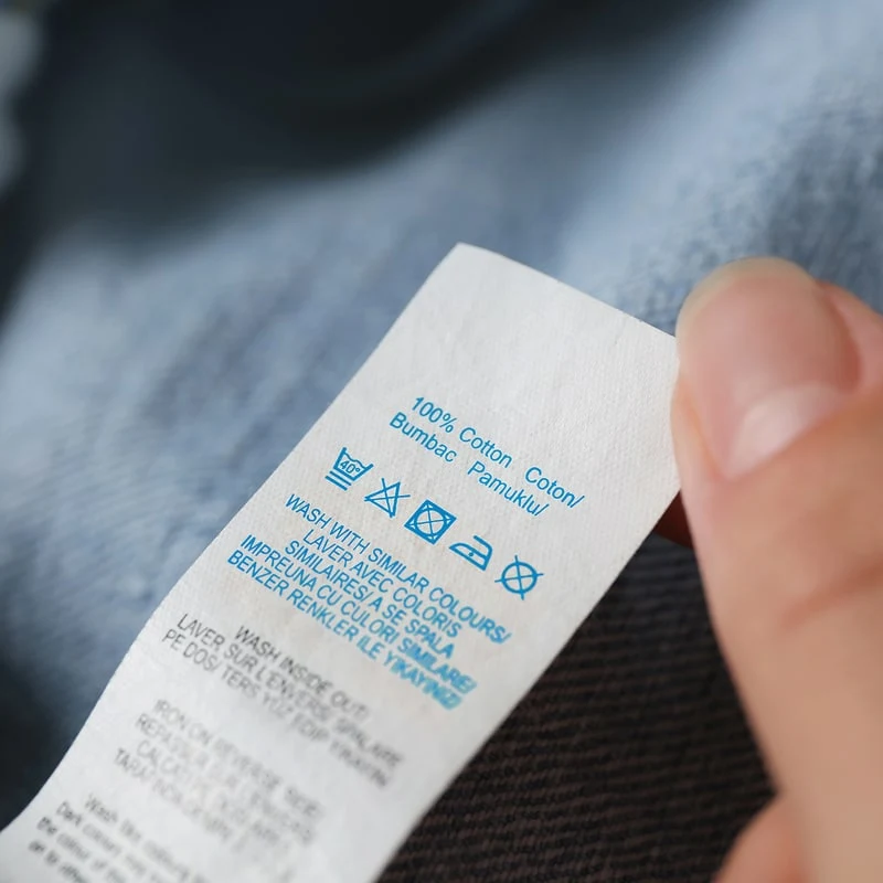 Étiquette de composition textile imprimée en bleu avec un ruban INKANTO ATX 7