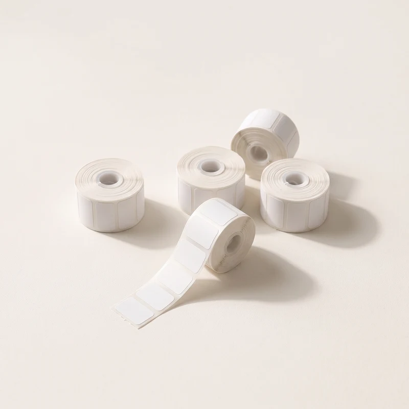 Petits rouleaux d'étiquettes vierges pour pince à étiqueter, visuel d'illustration