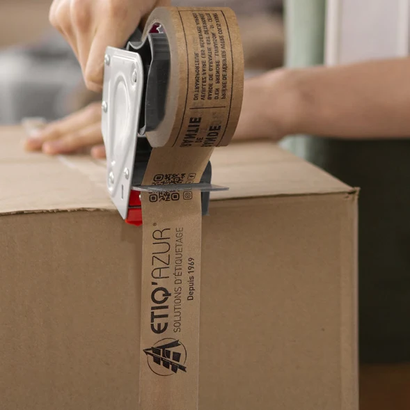 Scotch kraft personnalisé ECO-TAPE fermant un carton